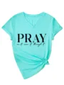 Primo piano t-shirt turchese collo V, dettaglio stampa lettere, manica risvolto, nodo. - Taglia S / Top / blu profondo