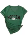 Détail de t-shirt vert à col V et manches courtes avec imprimé soccer mom et nœud. - Vert Rétro (Impression Blanche)