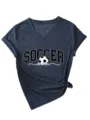 Vue détaillée du t-shirt à manches courtes col V bleu marine maman de foot avec un joli nœud. - Bleu Marine