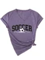 T-shirt manches courtes col V pour femme, imprimé graphique maman de football décontracté. - Violet