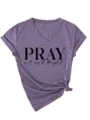 Vista dettagliata della t-shirt da donna viola melange con scollo a V e stampa motivazionale. - Taglia S / Parte Superiore (3812) / Viola - Carattere Nero (3812)
