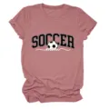 Gros plan detaille du t-shirt a manches courtes pour femme avec joli motif sportif. - S / Hauts / Or rose