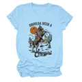 Maglietta grafica a maniche corte azzurra con stampa a tema cowgirl vintage. - Taglia S / Top / Azzurro