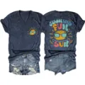Lässiges dunkelblaues Damen T-Shirt mit V-Ausschnitt, kurzen Ärmeln und süßem Sonnen-Druck hinten. - S / Oberteile / Marineblau