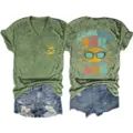 Damen Vintage grüne V-Ausschnitt Kurzarm T-Shirt mit süßem Sonnen Grafik Schullandshirt - S / Oberteile / Olivgrün