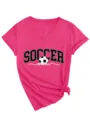 T-shirt femme rose à col V et manches courtes avec imprimé soccer mom et nœud stylé. - Rose rouge