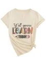 Detailansicht Damen V-Ausschnitt Kurzarm T-Shirt mit Frontdruck und feinem Knotensaum. - S / Oberteile / Sandfarben