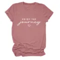 Dettaglio ravvicinato di una t-shirt a maniche corte color malva con stampa ispiratrice. - Taglia S / Top / Oro Rosa (Font Bianco)