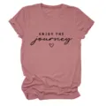 Vista di dettaglio della t-shirt a maniche corte malva con stampa di testo sul petto. - Taglia S / Top / Oro Rosa (Carattere Nero)