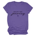 Comoda t-shirt da donna a maniche corte viola con stampa di citazione stimolante per tutti i giorni. - Taglia S / Top / Viola (Testo Nero)