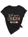 Nahaufnahme des schwarzen V-Ausschnitt T-Shirts mit einem bunten Lehrer Grafikdruck. - Schwarz