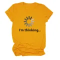 Détail de t-shirt décontracté pour femme à manches courtes et col rond avec imprimé graphique. - S / Hauts / Jaune Moutarde (Graphisme couleur avec texte noir)