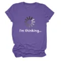 Détail de t-shirt à manches courtes violet avec impression graphique et col rond classique. - S / Hauts / Bleu Rétro (Lettres Blanches Graphique Multicolore)