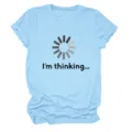 Vue détaillée du t-shirt à manches courtes bleu clair avec impression graphique. - S / Hauts / Bleu Clair (Lettres Noires Graphique Multicolore)
