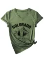 Olivgrünes V-Ausschnitt T-Shirt mit Colorado-Bergdruck und stylischem Knotensaum-Detail. - S / Oberteile / Olivgrün