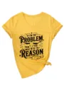 Λεπτομέρεια από κίτρινο γυναικείο T-shirt με V λαιμόκοψη, ρεβέρ και σχέδιο τύπωσης. - S / Tops / Κίτρινο