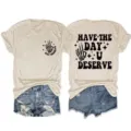 Haferflockenfarbenes Kurzarmshirt mit Jeansshorts und cooler Skelett Grafik für Damen. - S / Oberteile / Sandfarben