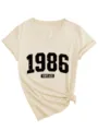 Dettaglio t-shirt beige collo a V manica corta con stampa vintage 1986 e orlo annodato. - Taglia S / Top / Colore sabbia