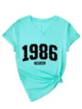 Dettaglio t-shirt collo V manica corta verde menta, grafica vintage 1986, design nodo anteriore. - Taglia S / Top / blu profondo