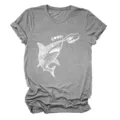 Graues kurzes Damen T-Shirt mit lustigem Haifisch Motiv legeres Sommer Top bequeme Damenbekleidung - S / Oberteile / Dunkelgrau