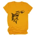 Gelbes Damen Kurzarm T-Shirt Detail mit lustigem Haifisch Boop Grafikprint für den Sommer. - S / Oberteile / Senfgelb (Grafik mit schwarzem Text und Farben)