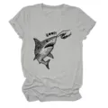 Detailansicht des grauen Kurzarm T-Shirts mit witzigem Haifisch Hand Grafik-Print. - S / Oberteile / Hellgrau