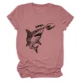 Detailansicht des niedlichen Haifisch-Drucks mit witzigem Finger-Motiv auf dem rosa Shirt. - S / Oberteile / Roségold (Schwarze Buchstaben Farbgrafik)