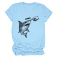 Nahaufnahme des hellblauen Damen T-Shirts mit niedlichem Haifisch Finger Druck Detail. - S / Oberteile / Hellblau