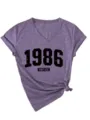 Vista dettagliata della maglietta viola con scollo a V e stampa vintage 1986 sul petto. - Taglia S / Top / Viola