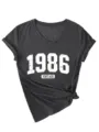 Vista dettagliata della t-shirt da donna grigio scuro con scollo a V e stampa 1986. - Taglia S / Top / Grigio scuro