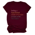 Μπορντό γραφικό t-shirt κοντινή λεπτομέρεια που δείχνει εκτύπωση σλόγκαν στο στήθος - S / Tops / Μπορντό