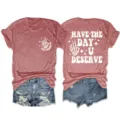 Detailansicht des roten Damen Grafik T-Shirts mit Skelett Hand Print und lässigem Stil. - S / Oberteile / Roségold
