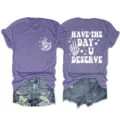 Lila Kurzarm T-Shirt mit Skelett-Hand und Statement-Print kombiniert mit Jeans-Shorts. - S / Oberteile / Lila