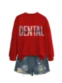 Roter langärmliger Pullover kombiniert mit Jeansshorts mit Dentalhygieniker Aufdruck. - S / Oberteile / Rot
