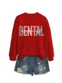 Roter langärmliger Pullover mit Dentalhygieniker Druck kombiniert mit Jeans-Shorts. - S / Oberteile / Rot