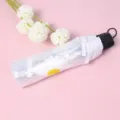 Ombrello pieghevole trasparente e compatto con graziosa stampa di margherite bianche e manico. - Bianco Base