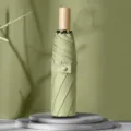 Paraguas plegable verde para sol y lluvia, diseño compacto de 3 pliegues con mango de madera. - Paraguas manual de 3 pliegues y 8 varillas con mango de madera - Verde matcha con revestimiento negro