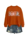 Oranger Rundhals-Sweatshirt-Detail mit Dental-Hygienikerin Textdruck kombiniert mit Jeansshorts. - S / Oberteile / Gebranntes Oranges Sweatshirt (Weiße Grafik)