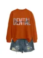 Detailansicht des lässigen Langarm-Sweatshirts mit Dentalhygieniker-Buchstabenprint. - S / Oberteile / Gebranntes Oranges Sweatshirt (Schwarze Grafik)