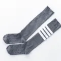 Damen graue Kniestrümpfe mit weißen Streifen Baumwolle lässig College-Stil lange Socken - Einheitsgröße / Asymmetrischer Streifenstil / Asymmetrisch Grau