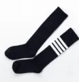 Detailansicht schwarzer Kniestrumpfe mit weissen Streifen und weichem Baumwollstoff. - Einheitsgröße / Asymmetrischer Streifenstil / Asymmetrisch Schwarz