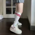 Damen Kniestrümpfe weiß mit roten Doppelstreifen stilvolle modische lange Baumwollsocken Hauptbild - Einheitsgröße / Weiße Socken mit roten Streifen