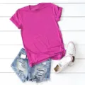 Dettaglio di una t-shirt casual rosa a maniche corte abbinata a pantaloncini di jeans. - Taglia S / Blu lago