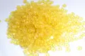 Dettaglio in primo piano di perline distanziere in resina gialla per creazione di gioielli. - Giallo chiaro
