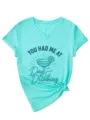 Detail van turquoise dames V-hals korte mouw t-shirt met grafische print en zijknoop. - S / Tops / Diep Waterblauw