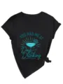 Detail van een zwart dames t-shirt met V-hals en korte mouwen met cocktail-grafische print. - S / Tops / Zwart