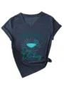 Casual dames V-hals korte mouw T-shirt met cocktail grafische print en stijlvolle slogan. - S / Tops / Marineblauw