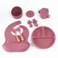 Set de vaisselle bébé en silicone avec assiette compartimentée, bol, tasse et bavoir. - Ensemble 8 Pièces Manche en Bois / Rouge Brique