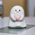 Lindo fantasma de cerámica con corazón rosa, artículo de decoración de escritorio. - Adorno de Fantasma (Corazón)