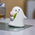 Figurita de Fantasma Blanco de Cerámica con Tulipe Lindo Adorno de Escritorio Sanación - Adorno de Fantasma (Tulipán)
